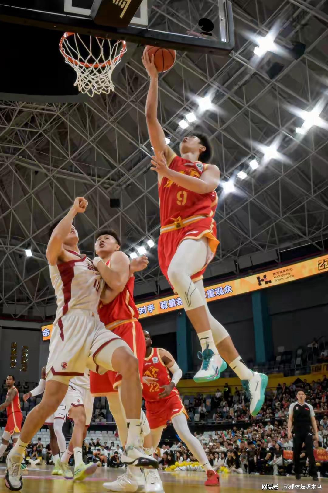 柠檬体育直播中超直播-山西男篮92-90广厦 大比分1-0领先 巴里-布朗35分